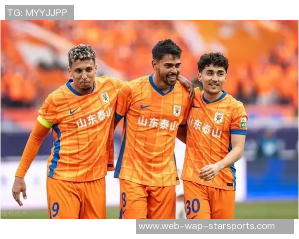 马德鲁加重返巴西踢野球并向市长赠送泰山球衣传递友谊与热情 马德鲁加重返巴西踢野球并向市长赠送泰山球衣传递友谊与热情